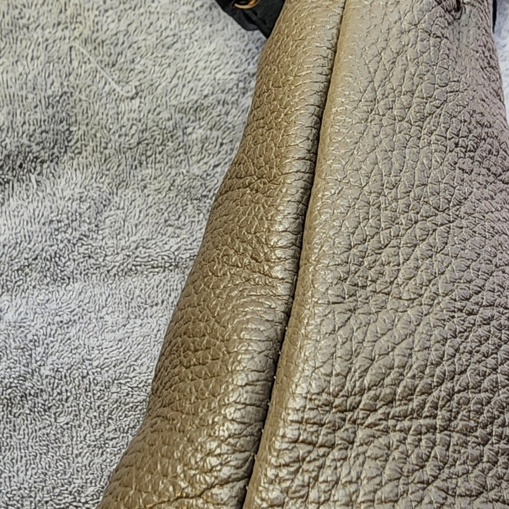 Valentina Italy Taupe Pebble Leather Crossbody Bag w/ Black Strap EUC - Picture 9 of 14